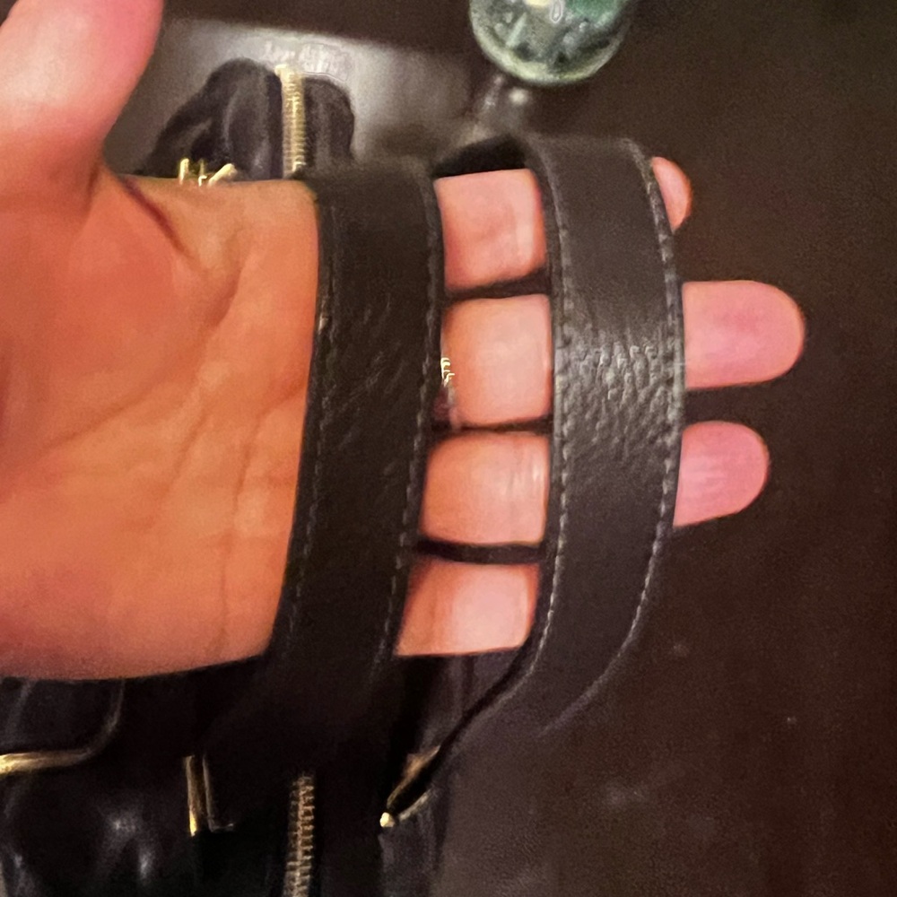 Marc Jacobs quilted black leather handbag in great condition. Gold hardware. - Picture 3 of 14
